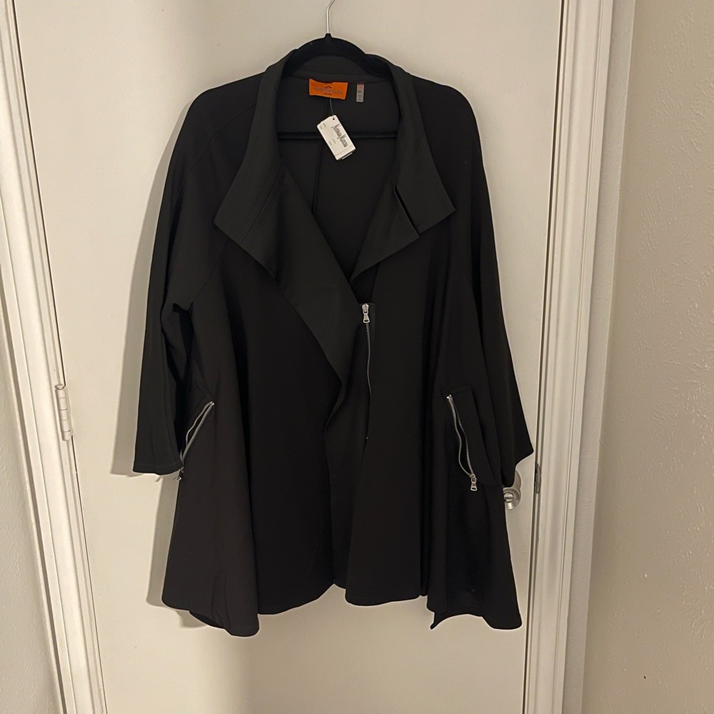 Patrizia Luca Black Trench Coat with Oversized Fit and Wide Lapels